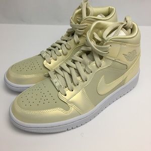 Nike Women’s Air Jordan 1 Mid SE Size 8  and 9 ⭐️